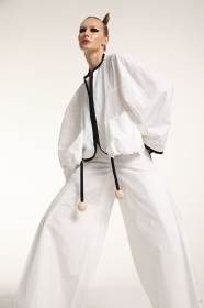 Biała oversizowa kurtka z kieszeniami 