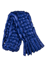 Pikowany, pleciony szal w kolorze niebieskim