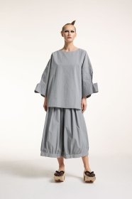 Oversizowa bluzka z architektonicznymi rękawami 