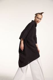 Oversizowa tunika z lnu w kolorze ciemnego bakłażana z wydłużonym tyłem 