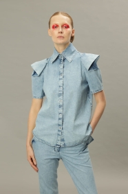 Jeansowa koszula z wysokim kołnierzem i rękawami origami