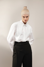 Biała koszula ze strzelistymi fałdami