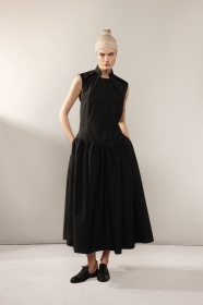 Czarna sukienka z naramiennikami  