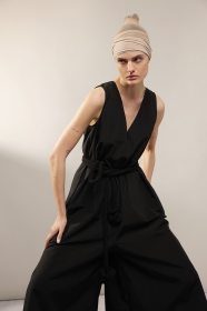 Czarny  kombinezon z szerokimi nogawkami