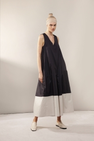 Granatowy kombinezon z kontrastowymi nogawkami 