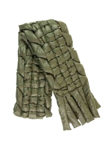 Pikowany, pleciony szal w kolorze oliwkowym