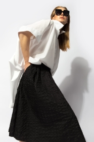 Biała oversizowa koszula z krótkim rękawem i zapięciem typu polo. 