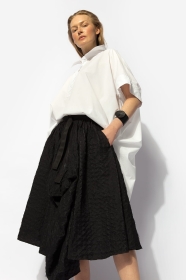 Czarna, obszerna asymetryczna spódnica z "łuskami" z siatki