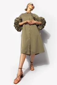 Oliwkowa sukienka z przeskalowanymi rękawami typu umbrella i ściąganym trokiem w dole 