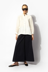 Swobodna, dwuwarstwowa bluzka z delikatnej ramii z obszernym, kimonowym rękawem 