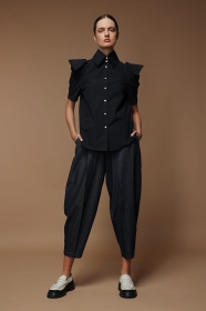 Koszula z wysokim kołnierzem i rękawami origami