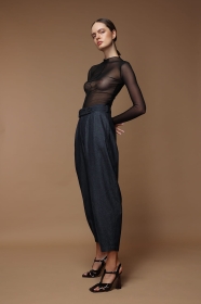 Jeansowe spodnie typu "marchewki" z paskiem