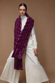 Pikowany, pleciony szal w kolorze jagodowym