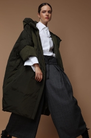 Zielona, poprzecznie pikowana kurtka z dużym kołnierzem kapturem 