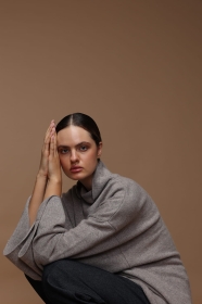 Kaszmirowy sweter-kimono z szerokimi rękawami 