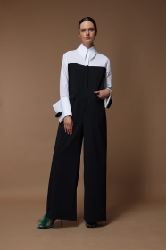 Ciemnogranatowy kombinezon z białą koszulową górą