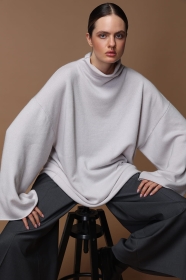 Kaszmirowy sweter-kimono z szerokimi rękawami