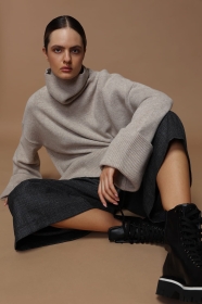 Wełniany golf z szerokimi, wywijanymi mankietami 