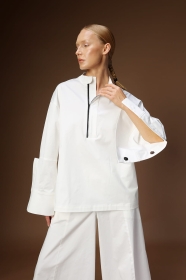 Biała bluza z zamkiem i szerokimi mankietami