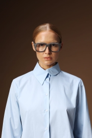 Błękitna koszula  z asymetrycznym kołnierzem