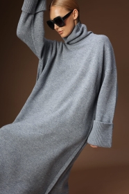 Wełniana sukienka z golfem i  wywijanymi mankietami 