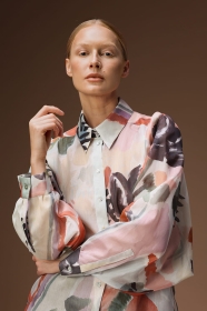 Swobodna, delikatna bluzka z obszernym rękawem 