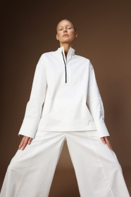 Białe, szerokie spodnie nad kostkę, zapinane na zatrzaski  