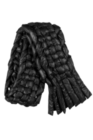 Pikowany, pleciony szal w kolorze czarnym
