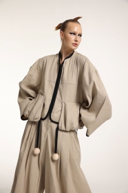 Beżowa oversizowa kurtka z kieszeniami 