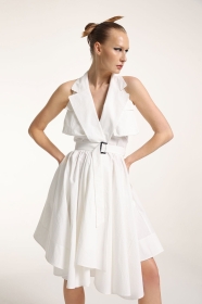 Biała, rozkloszowana  sukienka z odkrytymi plecami 